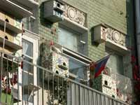 Балкон одного любителя птиц в центре города на Б.Никитской улице. (размер 69кБ)