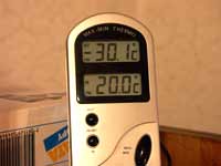 Если в центре Москвы в 23 часа уже такая температура воздуха на улице (верхние показания), то какая погода сейчас за МКАДом и в области?.. (размер 27кБ)