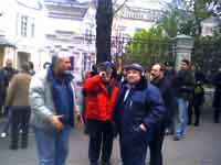 Армен Джигарханян и Александр Калягин позируют на съемочной площадке. (размер 75кБ)