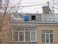 Наверное, только в России занимаются ремонтом крыш по глубокой осени и без страховки. (размер 112кБ)