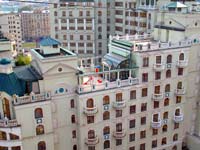 В районе ул.Краснопролетарская и Садового кольца - детская площадка на крыше дома (г.Москва). (размер 180кБ)
