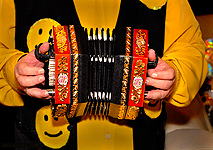 Именная гармошка Николая Бандурина в руках хозяина, изготовленная в г.Златоуст Челябинской области. (размер 202кБ)