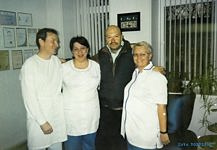 В стомат.клинике Денталь, Симферополь. Сергей Зосим, сестра, ... , хозяйка клиники. (размер 149кБ)